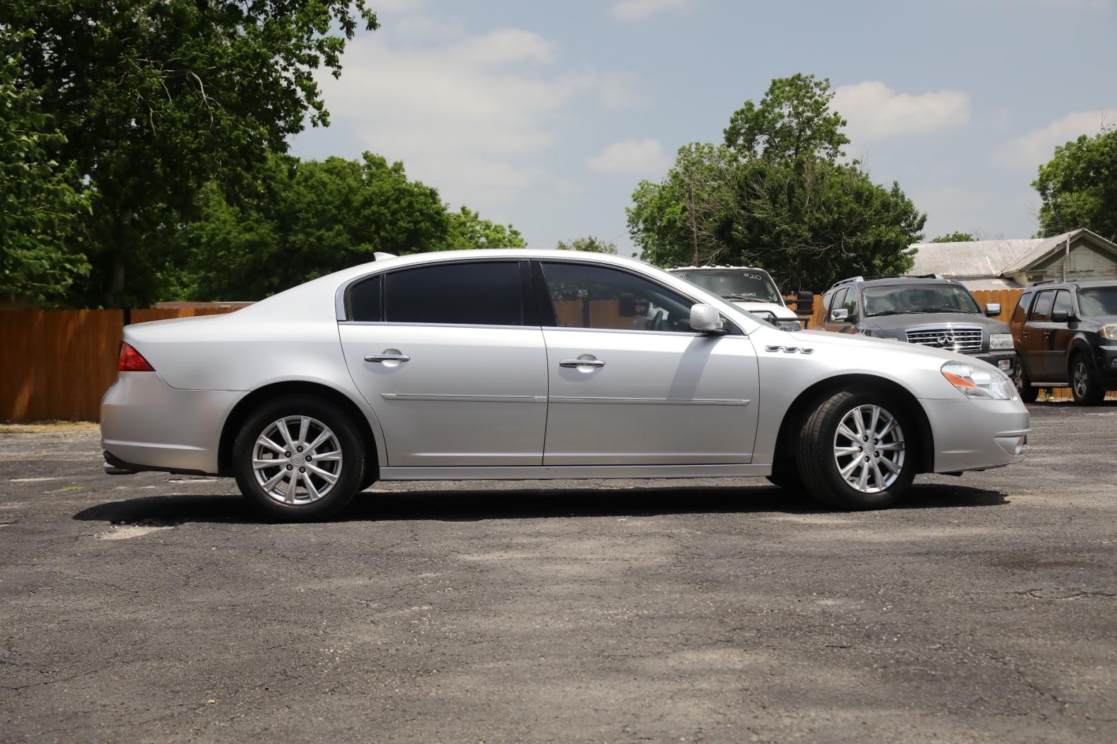 2011 SILVER BUICK LUCERNE CXL (1G4HC5EM1BU) with an 3.9L V6 OHV 12V engine, 4-SPEED AUTOMATIC transmission, located at 420 E. Kingsbury St., Seguin, TX, 78155, (830) 401-0495, 29.581060, -97.961647 - Photo#3